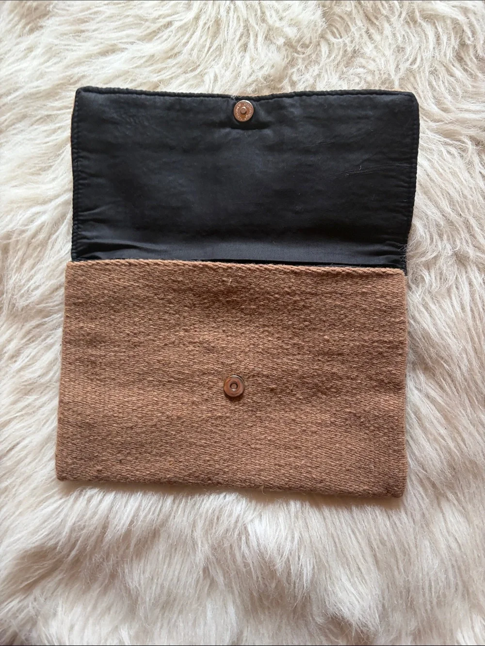 Wool clutch